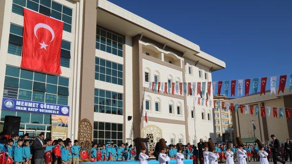 Mehmet Görmez İmam Hatip Ortaokulu Düzenlenen Törenle Açıldı.