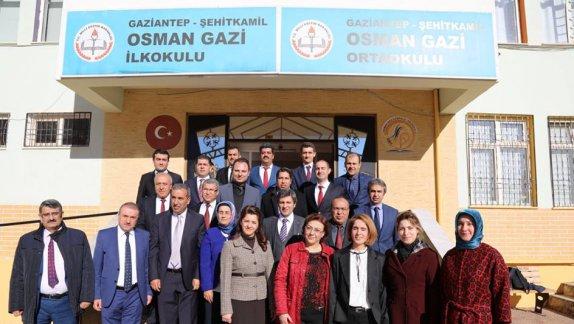 Osman Gazi Ortaokulunun Düzenlediği Geçmişe Yolculuk Sergisinin Açılışı Yapıldı.