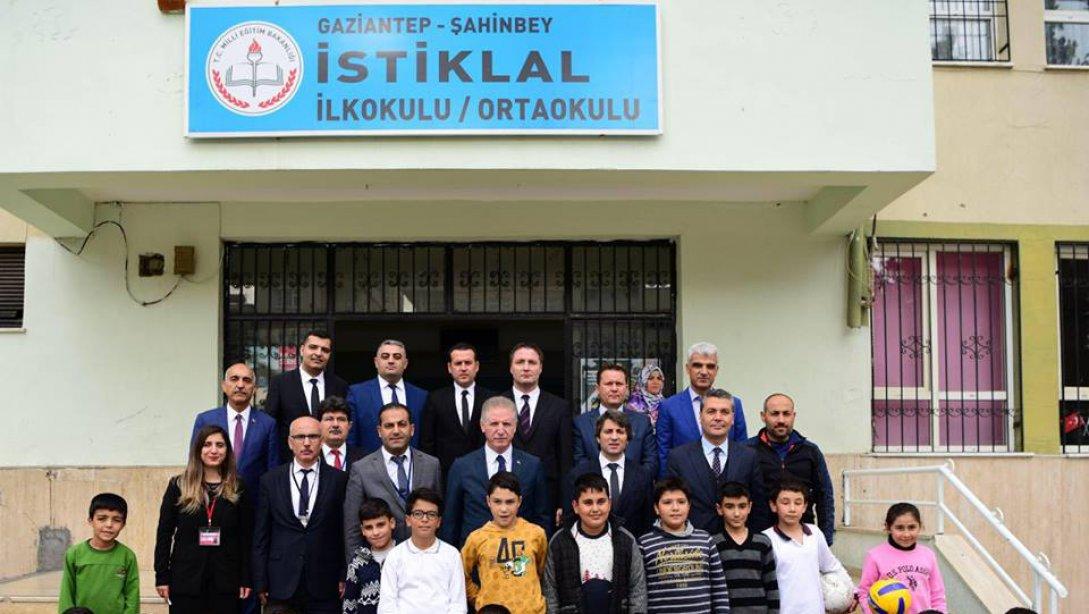 Valimiz Sayın Davut Gül, İstiklal İmam Hatip Ortaokulunu ve İstiklal İlkokulu/Ortaokulunu Ziyaret Ettiler.