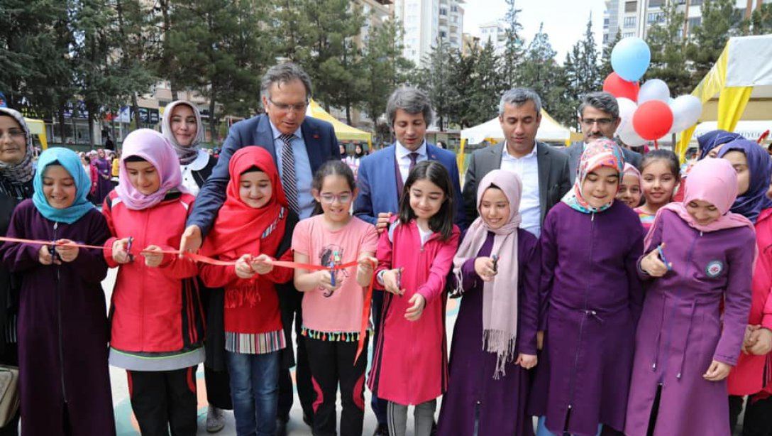  Şehit Muhammed Emin Çelik İmamhatip Ortaokulu Tübitak 4006 Bilim Fuarının Açılışı Gerçekleştirildi.