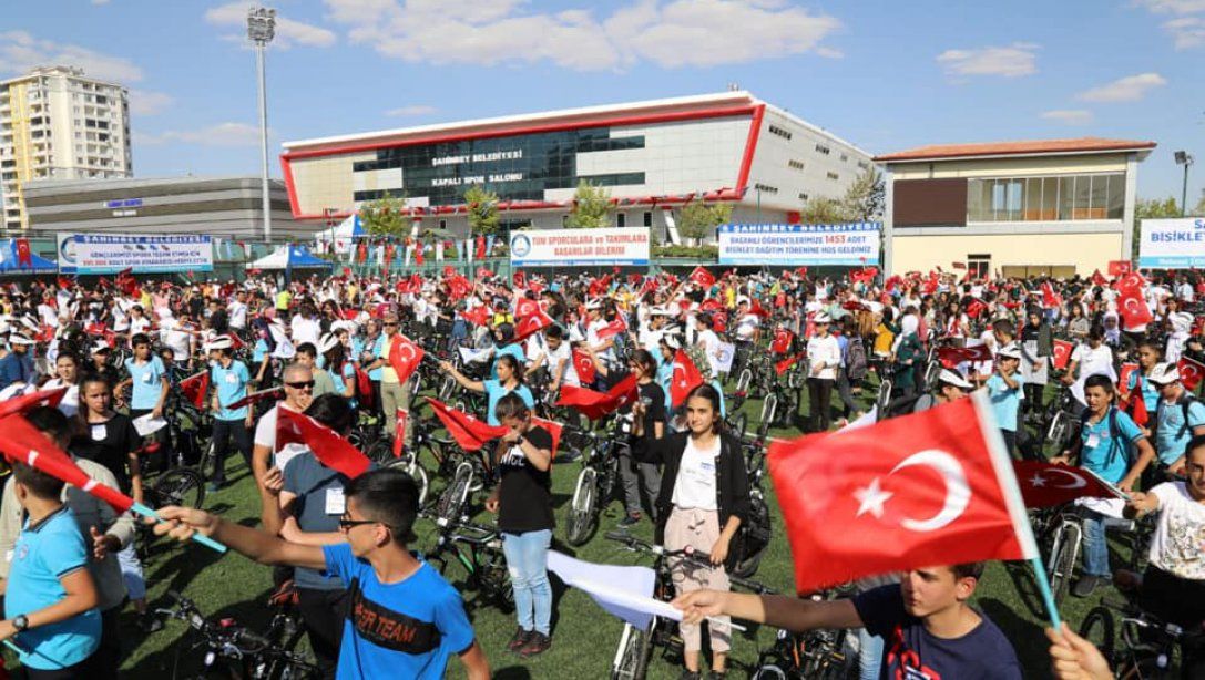 Başarılı 1453 Öğrencimiz Şahinbey Belediyemiz Tarafından Bisiklet İle Ödüllendirildi. 