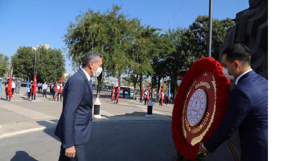 İl Müdürümüz Yasin Tepe, İlköğretim Haftası münasebetiyle 15 Temmuz Demokrasi Meydanındaki Atatürk Anıtına çelenk sundu.