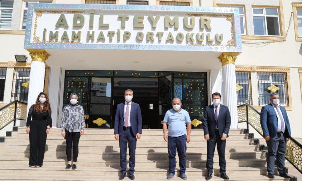 İl Müdürümüz Yasin Tepe, Covid-19 tedbirleri kapsamında Şahinbey Belediyesi Adil Teymur İmam Hatip ortaokulunda incelemede bulundu.