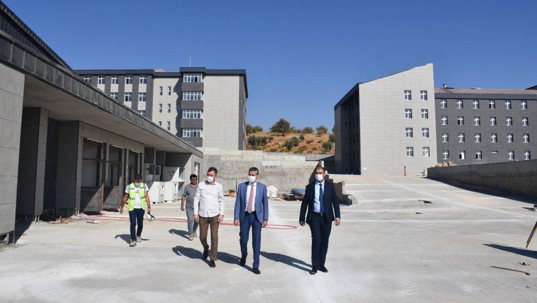 İl Müdürümüz Yasin Tepe, yapımı devam eden Gaziantep Spor Lisesinin inşaatında incelemede bulundu.