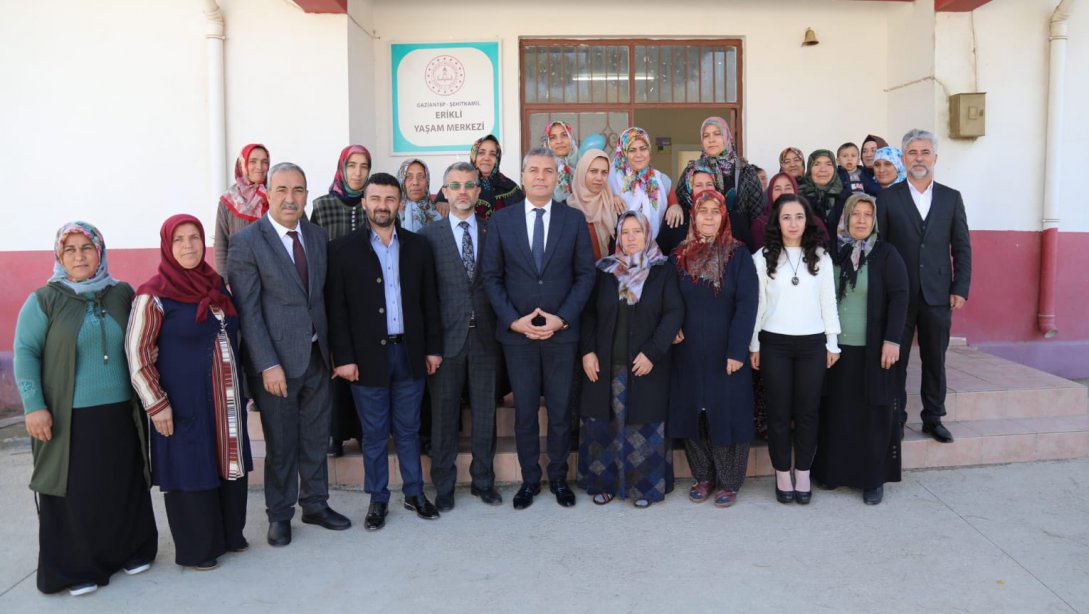 İl Müdürümüz Yasin Tepe, Merveşehir Halk Eğitim Merkezi bünyesinde açılan Erikli Köy Yaşam Merkezi'ni ziyaret etti.