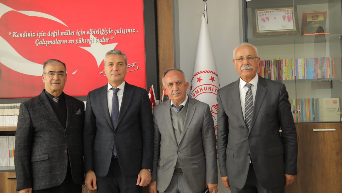 İl Müdürümüz Yasin Tepe, bugün itibariyle emekli olan Okul Müdürlerimiz Cuma Kuzucu, Nuri Şavur ve Mehmet Şentürk ile bir araya geldi.