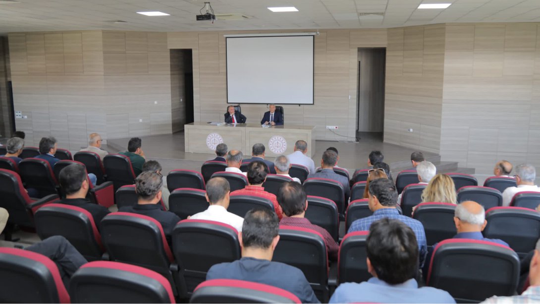 İl Millî Eğitim Müdürümüz Yasin Tepe, ilçe millî eğitim şube müdürleri ve mesleki eğitim merkezi müdürleri ile değerlendirme toplantısı yaptı.