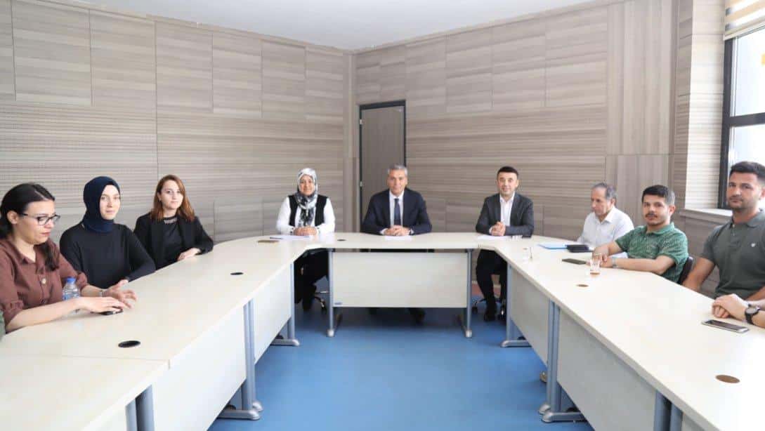 İl Millî Eğitim Müdürümüz Yasin Tepe; müdürlüğümüze yeni atanan avukat, diyetisyen, hemşire ve büro personeli ile toplantı yaptı.