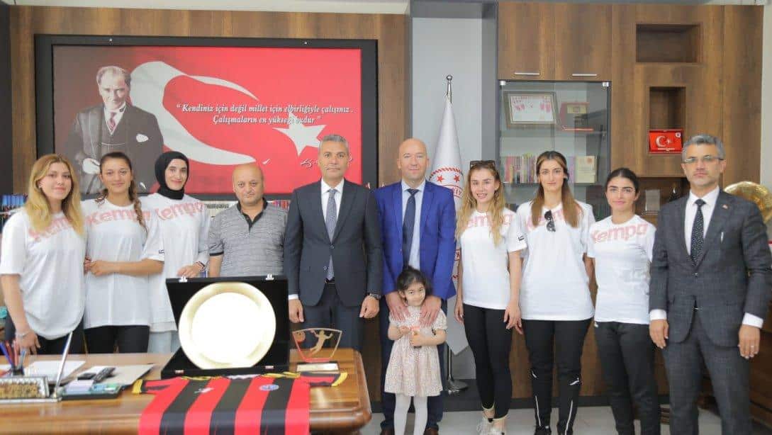 2022-2023 Hentbol Sezonu Kadınlar 2. Ligi Türkiye Şampiyonu Nurdağı Halk Eğitimi Spor Kadın Hentbol Takımı, İl Millî Eğitim Müdürümüz Yasin Tepe'yi ziyaret etti.