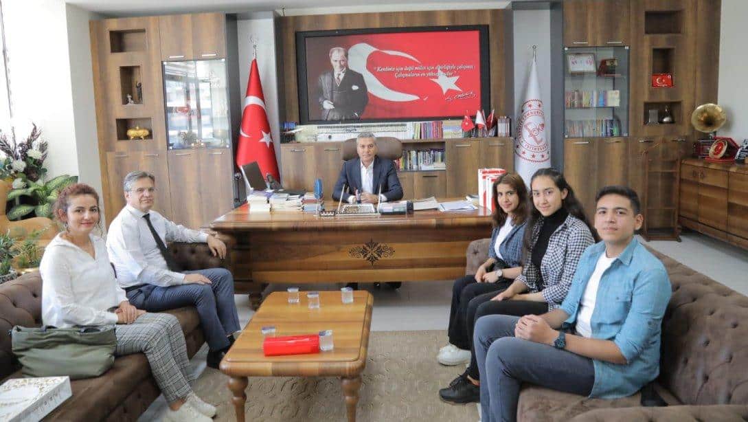 Sabahattin Zaim SBL öğrencileri, Türkiye derecesi ile onure etti. İl Millî Eğitim Müdürümüz Yasin Tepe'yi ziyaret ettiler.