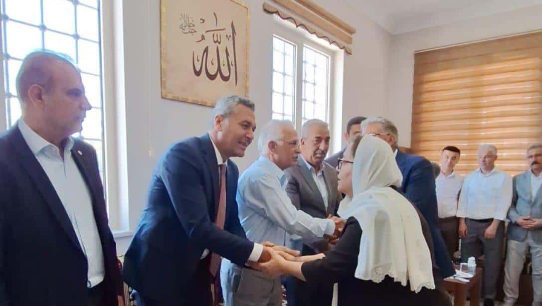 İl Millî Eğitim Müdürümüz Yasin Tepe ile il ve ilçe yöneticileri, Gaziantep Büyükşehir Belediye Başkanı Sayın Fatma Şahin'e taziye ziyaretinde bulundular.