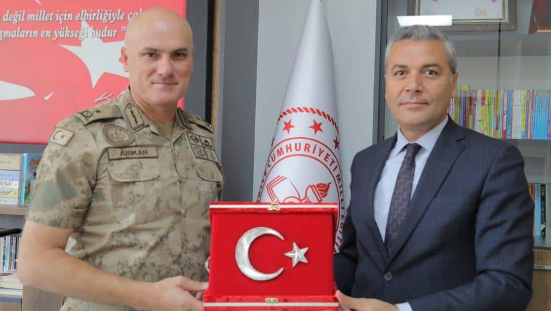 Gaziantep İl Jandarma Komutanı Tuğgeneral Hidayet Arıkan, İl Millî Eğitim Müdürümüz Yasin Tepe'yi ziyaret etti.