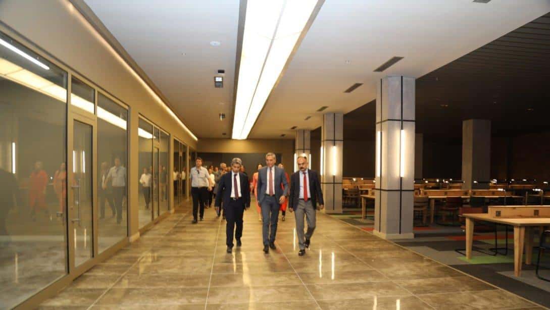 İl Millî Eğitim Müdürümüz Yasin Tepe, protokol üyeleri ile il ve ilçe millî eğitim müdürlüğü yöneticileri Devlet Tiyatroları Şehitkâmil Sahnesi'ni ziyaret ettiler.