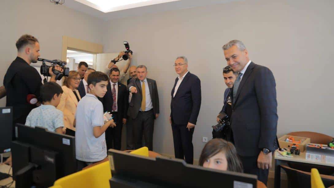 Gençlik ve Spor Bakanı Sn. Osman Aşkın Bak, Valimiz Sn. Kemal Çeber ile protokol üyeleri İpekyolu Sosyal Girişimcilik Merkezini ziyaret ettiler.