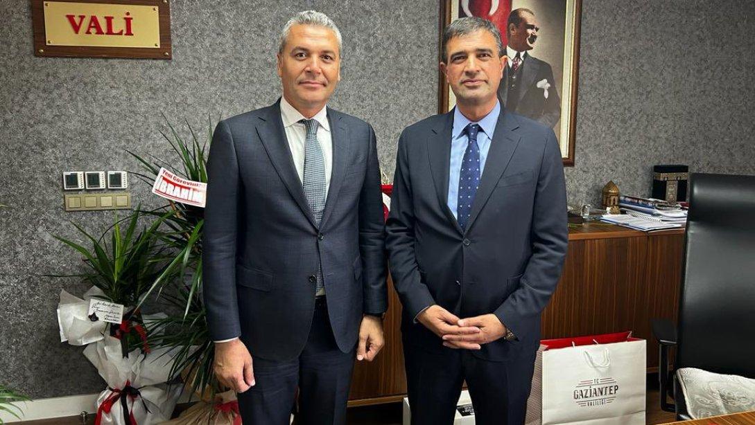 İl Millî Eğitim Müdürümüz Yasin Tepe, Gaziantep Valiliği Özel Kalem Müdürlüğü görevine atanan Mehmet Cemil Orhan'a hayırlı olsun ziyaretinde bulundu.