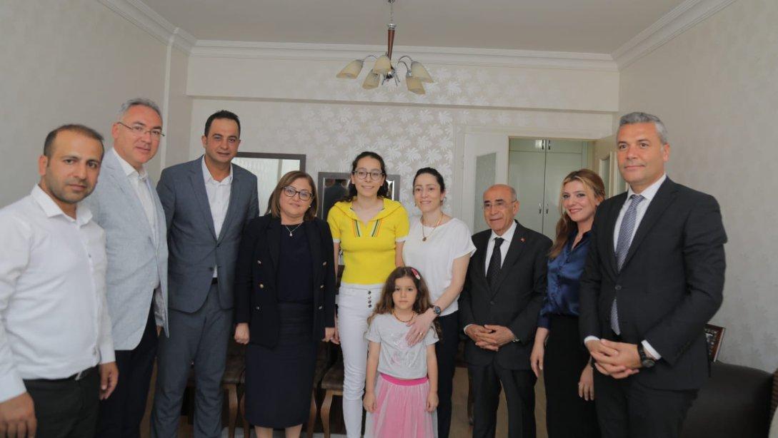 GBB Başkanı Sayın Fatma Şahin ve İl Millî Eğitim Müdürümüz Yasin Tepe, Mehmet Akif İnan Ortaokulu LGS Türkiye birincisi Eylül Kürüz'ü ziyaret ettiler.