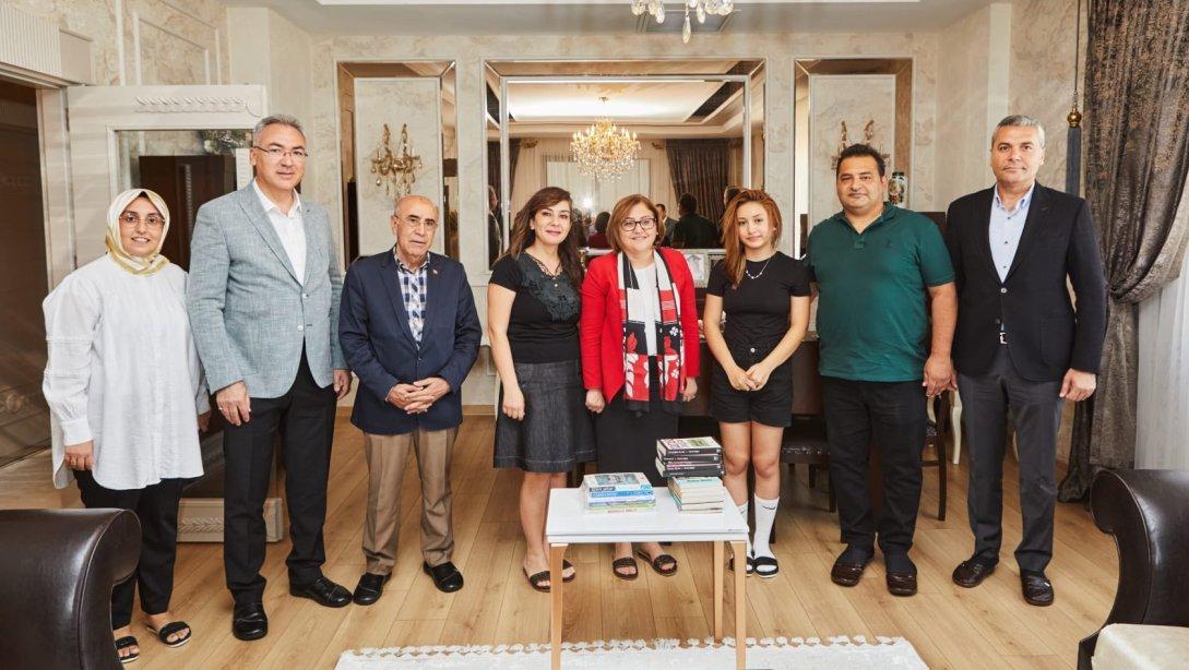 GBB Başkanı Sn. Fatma Şahin ve İl Millî Eğitim Müdürümüz Yasin Tepe, Nesibe Aydın Okulları LGS Türkiye birincisi Ekin Baydilek'i ziyaret ettiler.