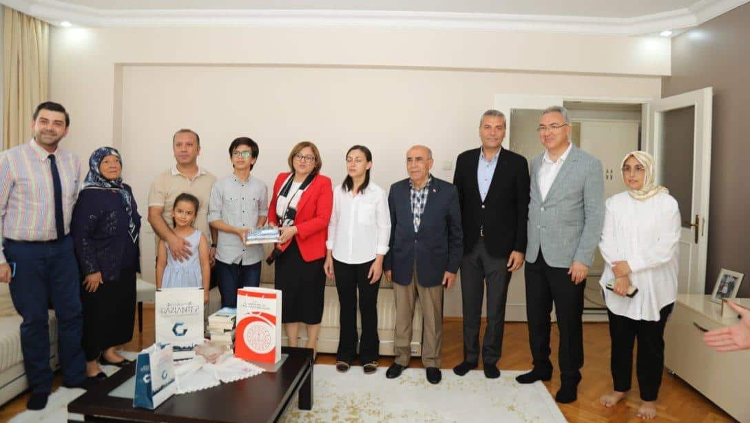 GBB Başkanı Sn. Fatma Şahin ve İl Millî Eğitim Müdürümüz Yasin Tepe, Bahçeşehir Koleji LGS Türkiye birincisi Nuri Deniz Durucu'yu ziyaret ettiler.