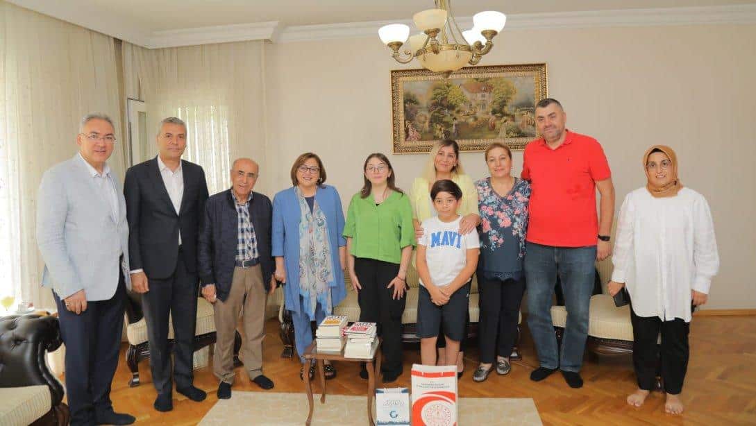 GBB Başkanı Sayın Fatma Şahin ve İl Millî Eğitim Müdürümüz Yasin Tepe, Özel Uğur Ortaokulu LGS Türkiye birincisi Esma Kıratlı'yı ziyaret ettiler.