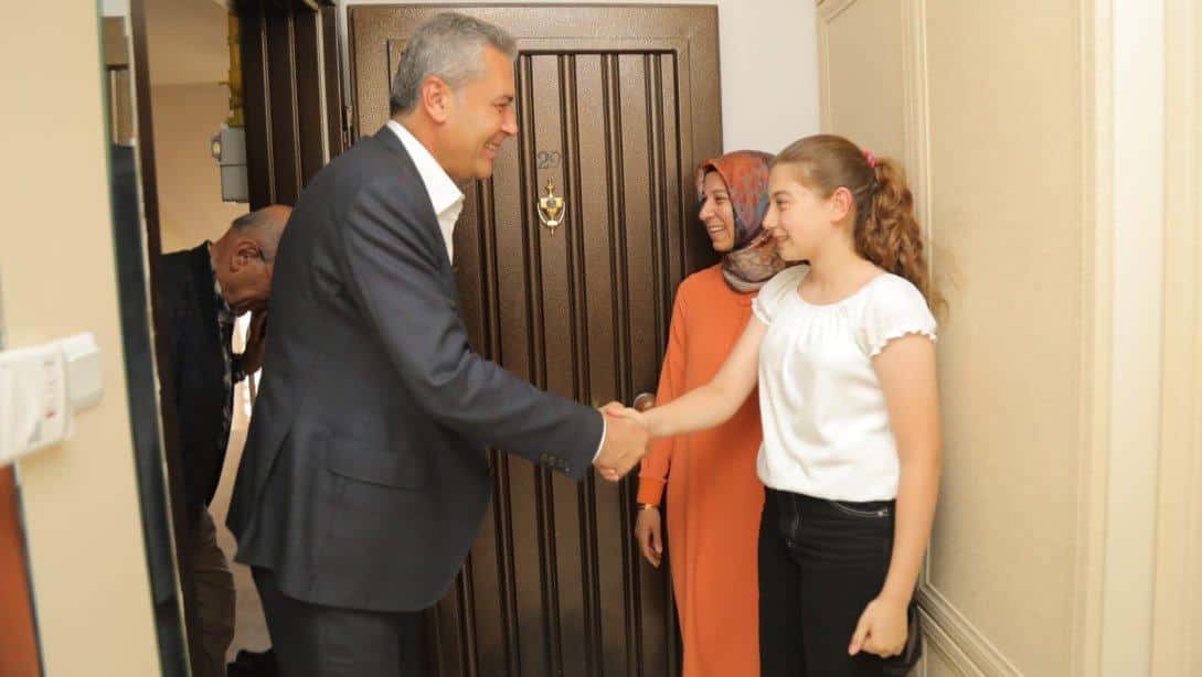 GBB Başkanı Sayın Fatma Şahin ve İl Millî Eğitim Müdürümüz Yasin Tepe, Mehmet Emin-Zekiye Üstünel Ortaokulu LGS Türkiye birincisi Fatma Homak'ı ziyaret ettiler.
