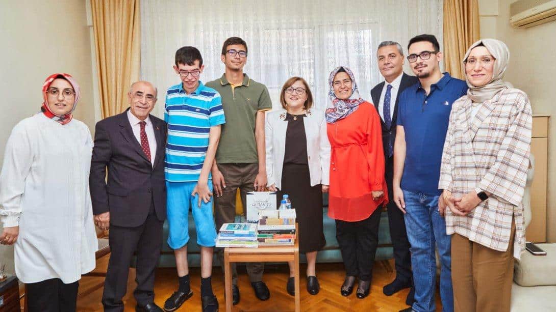 Gaziantep Büyükşehir Belediye Başkanı Sayın Fatma Şahin ve İl Millî Eğitim Müdürümüz Yasin Tepe, başarısını tebrik etmek üzere YKS sayısal Türkiye 61'incisi Kerem Savaşı'ı ziyaret ettiler.