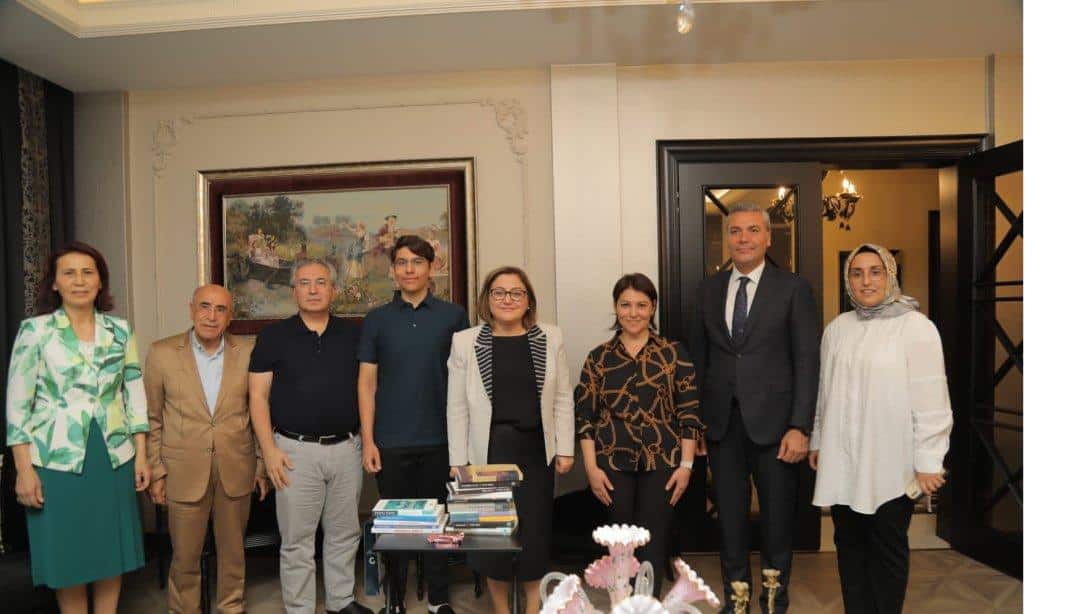 Gaziantep Büyükşehir Belediye Başkanı Sayın Fatma Şahin ve İl Millî Eğitim Müdürümüz Yasin Tepe, YKS sayısal Türkiye 65'incisi Ahmet Eren Kutsal'ı ziyaret ettiler.