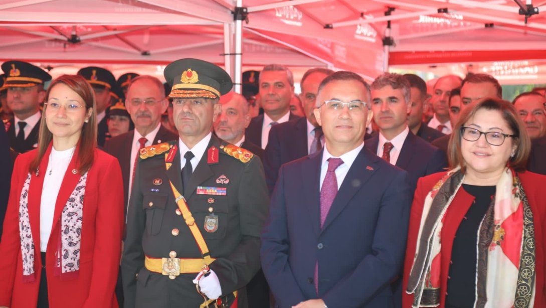 İl Millî Eğitim Müdürümüz Yasin Tepe, 29 Ekim Cumhuriyet Bayramı Çelenk Sunma Töreni'ne Katıldı.
