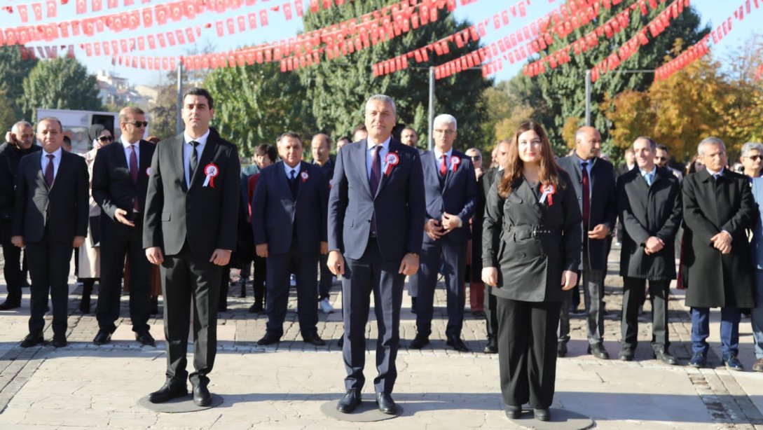 İl Millî Eğitim Müdürümüz Yasin Tepe, 24 Kasım Öğretmenler Günü Çelenk Sunma Töreni'ne katıldı.