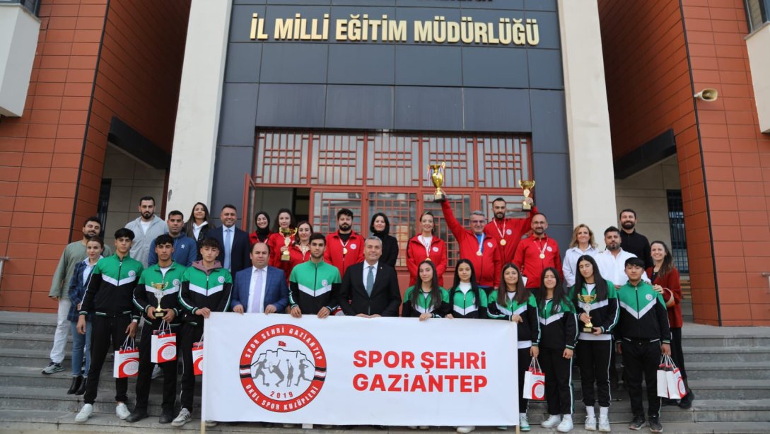 Nizip Spor Lisesi Spor Kulübü Takımlarının İl Millî Eğitim Müdürümüz Yasin Tepe'yi Ziyareti