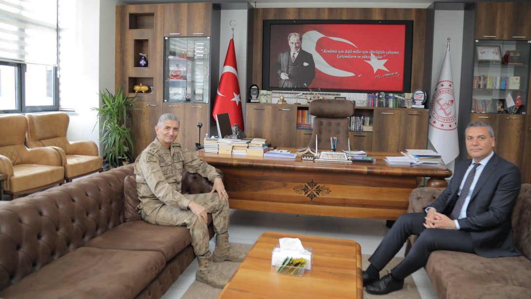 İl Jandarma Komutanı Tümgeneral Sayın Halil Şen, İl Millî Eğitim Müdürümüz Yasin Tepe'yi Ziyaret Etti.