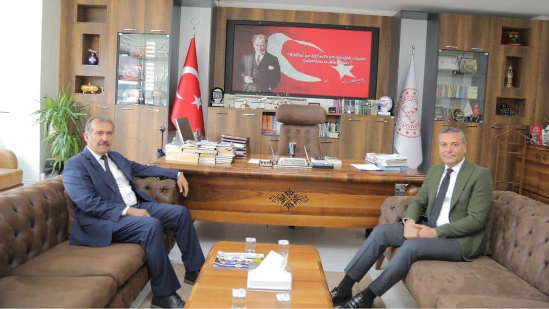 Gaziantep Üniversitesi Rektör Yardımcısı Prof. Dr. Sayın Recep Yumrutaş, İl Millî Eğitim Müdürümüz Yasin Tepe'yi Ziyaret Etti. 
