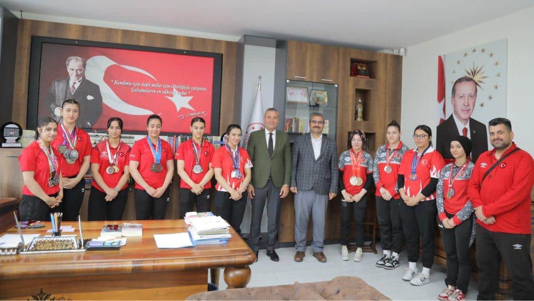 8 Şubat Anadolu Lisesi Spor Kulübü, İl Millî Eğitim Müdürümüz Yasin Tepe'yi Ziyaret Etti.