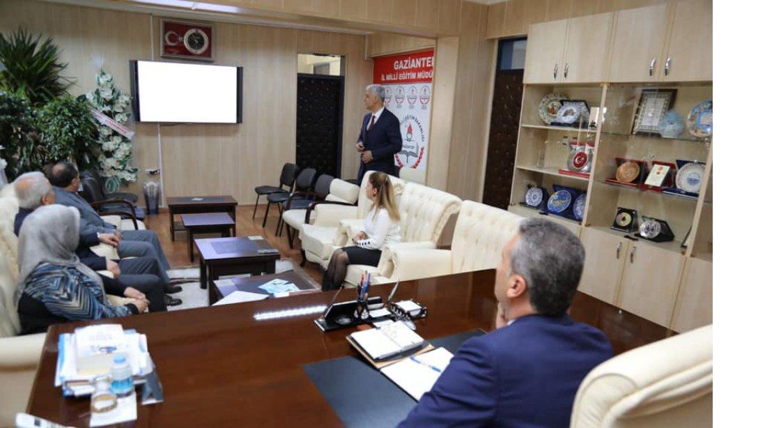 İl Millî Eğitim Müdür Yardımcısı Ayhan Sarı, İl Müdürümüz Yasin Tepe' ye birimleri hakkında brifing verdi.