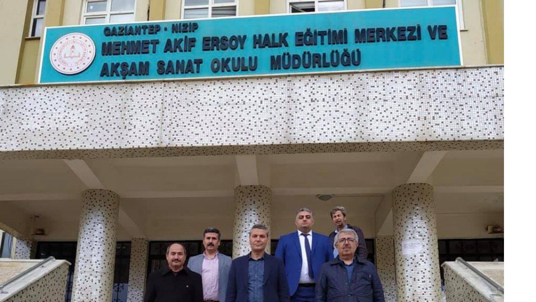 İl Müdürümüz Yasin Tepe, Nizip Mehmet Akif Ersoy Halk Eğitim Merkezi ve Akşam Sanat Okulunda virüse karşı yapılan maske üretimini yerinde incelediler.