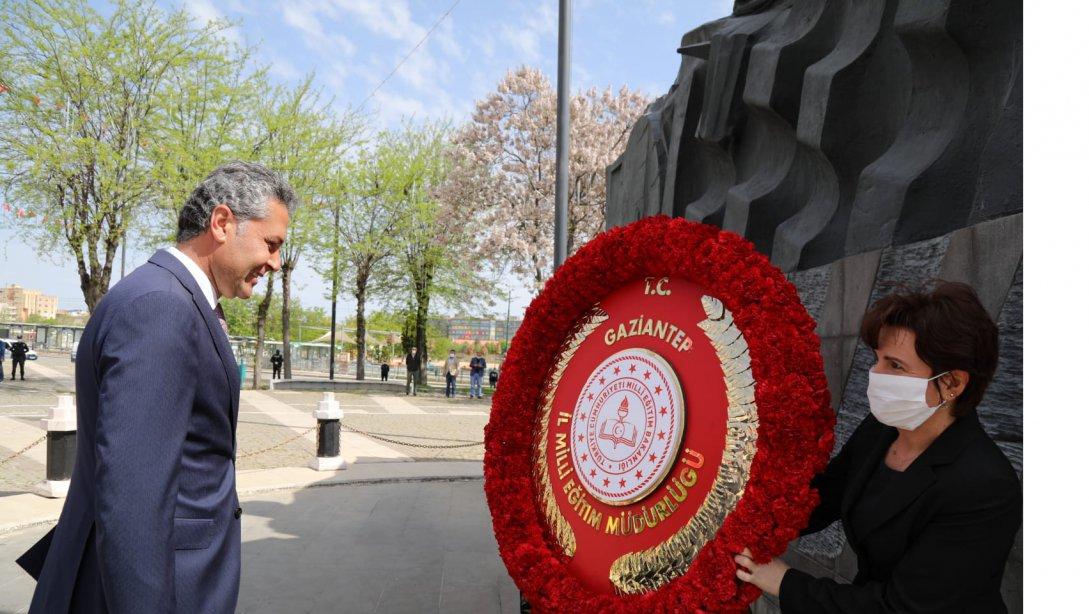 23 Nisan Ulusal Egemenlik ve Çocuk Bayramı münasebetiyle 15 Temmuz Demokrasi meydanındaki Atatürk anıtına İl Millî Eğitim Müdürümüz Yasin Tepe çelenk sundu.