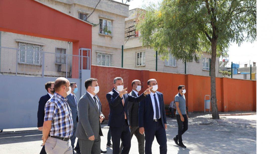İnşaat ve Emlak Genel Müdürü Sayın Umut Gür ve İl Müdürümüz  Yasin Tepe , Gaziantep Büyükşehir Belediyesi Ortaokulunda incelemede bulundular.