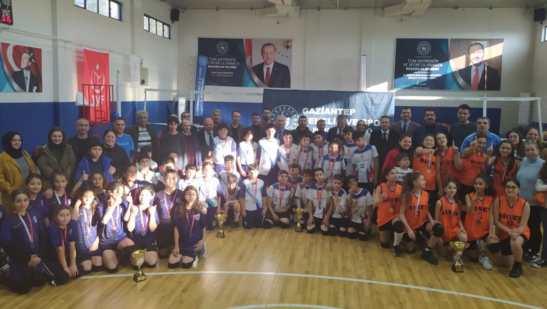 İl Müdürümüz Yasin Tepe, okul sporları faaliyetleri çerçevesinde düzenlenen küçükler kategorisi voleybol final müsabakalarını izledi.