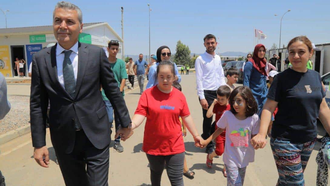 Gençlik ve Spor Bakanı Sn. Osman Aşkın Bak ile protokol üyeleri konteyner kenti ziyaret ettiler.