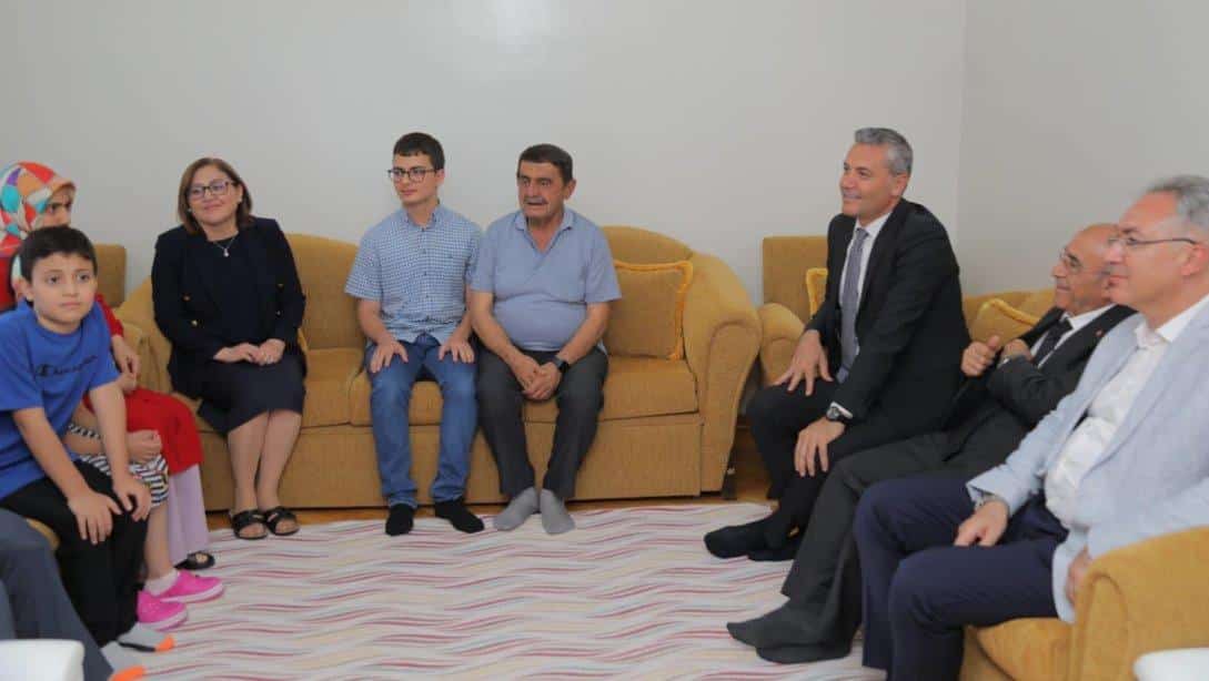 GBB Başkanı Sayın Fatma Şahin ve İl Millî Eğitim Müdürümüz Yasin Tepe, Osmangazi Ortaokulu LGS Türkiye birincisi Selâhattin Bayrak'ı ziyaret ettiler.