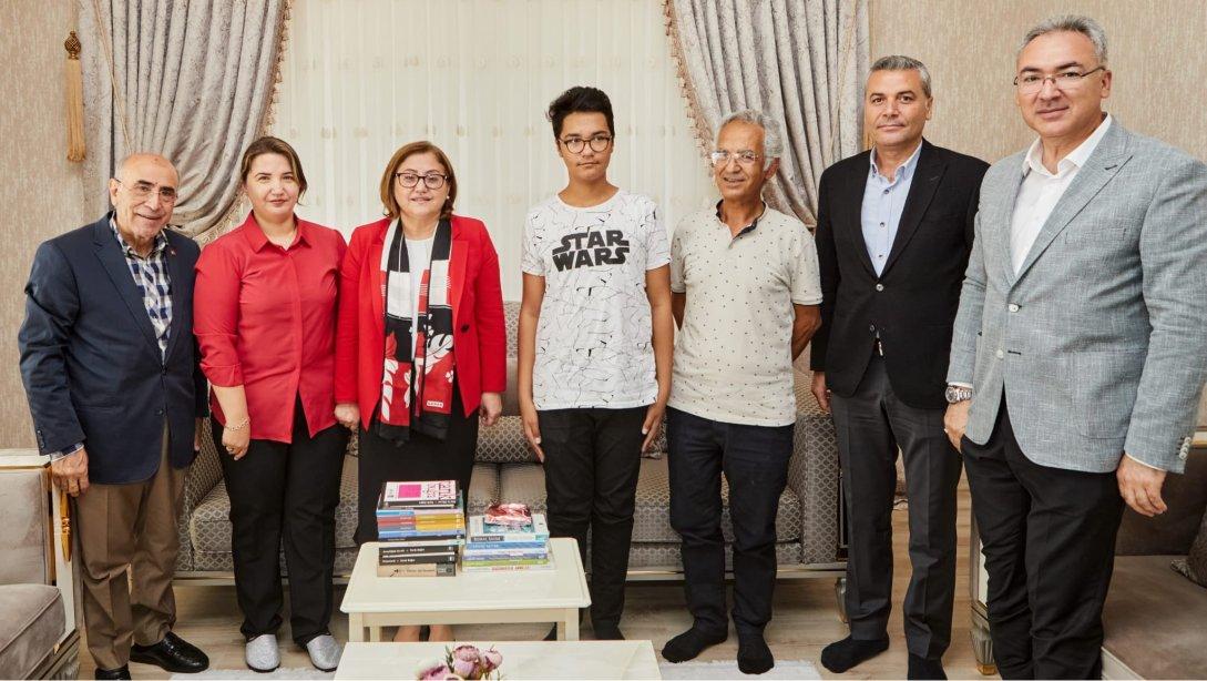 GBB Başkanı Sn. Fatma Şahin ve İl Millî Eğitim Müdürümüz Yasin Tepe, Bahçeşehir Koleji LGS Türkiye birincisi Tuğrul Umut Yıldırım'ı ziyaret ettiler.