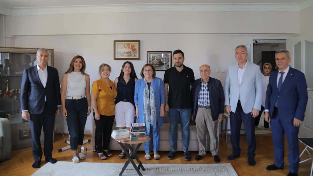 GBB Başkanı Sayın Fatma Şahin ve İl Millî Eğitim Müdürümüz Yasin Tepe, Mehmet Emin-Zekiye Üstünel Ortaokulu LGS Türkiye birincisi Öykü Cıkcık'ı ziyaret ettiler.