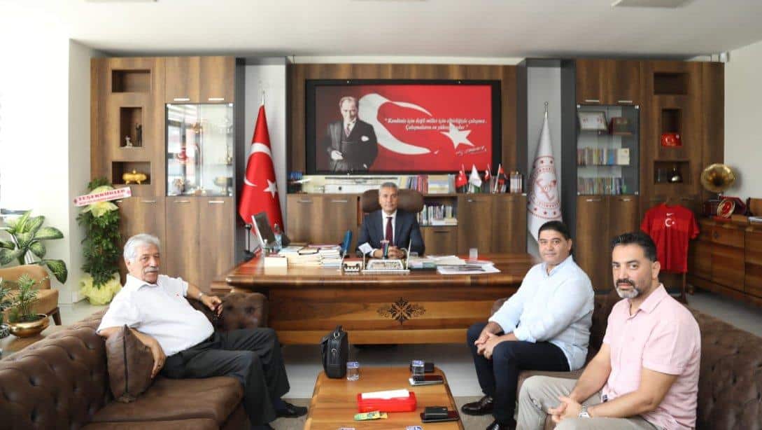 Hayırsever eğitim gönüllüsü Karakuşoğlu ailesi, İl Millî Eğitim Müdürümüz Yasin Tepe'yi ziyaret etti.