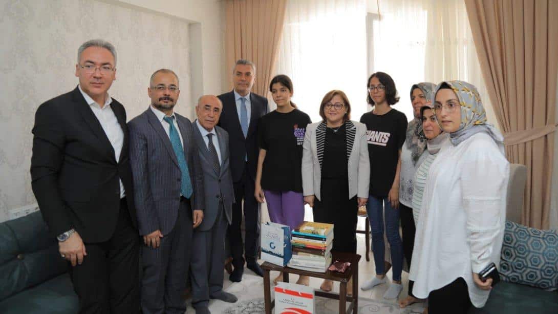 GBB Başkanı Sayın Fatma Şahin ve İl Millî Eğitim Müdürümüz Yasin Tepe, Vehbi Dinçerler Fen Lisesi YKS sayısal Türkiye 36.'ncısı Sude Şahin'i ziyaret ettiler.