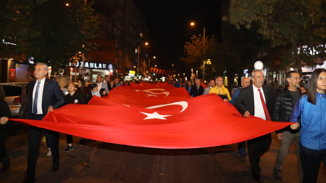  İl Millî Eğitim Müdürümüz Yasin Tepe, 29 Ekim Cumhuriyet Bayramı Fener Alayı'na Katıldı.