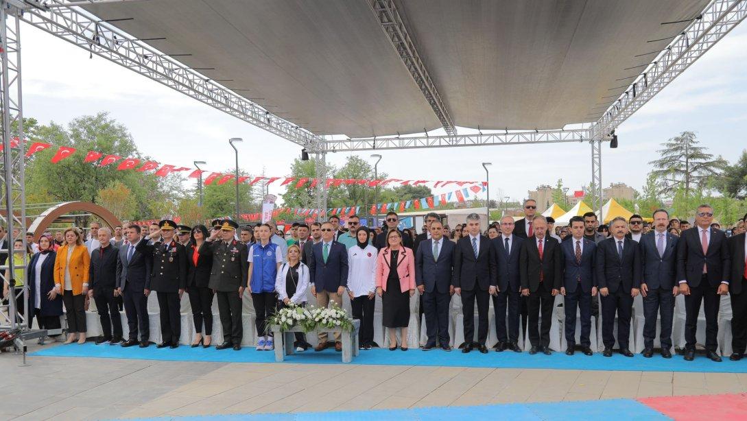 Festivaller Parkı'nda gerçekleşen 19 Mayıs Atatürk'ü Anma, Gençlik ve Spor Bayramı Kutlama Töreni'ndeyiz.