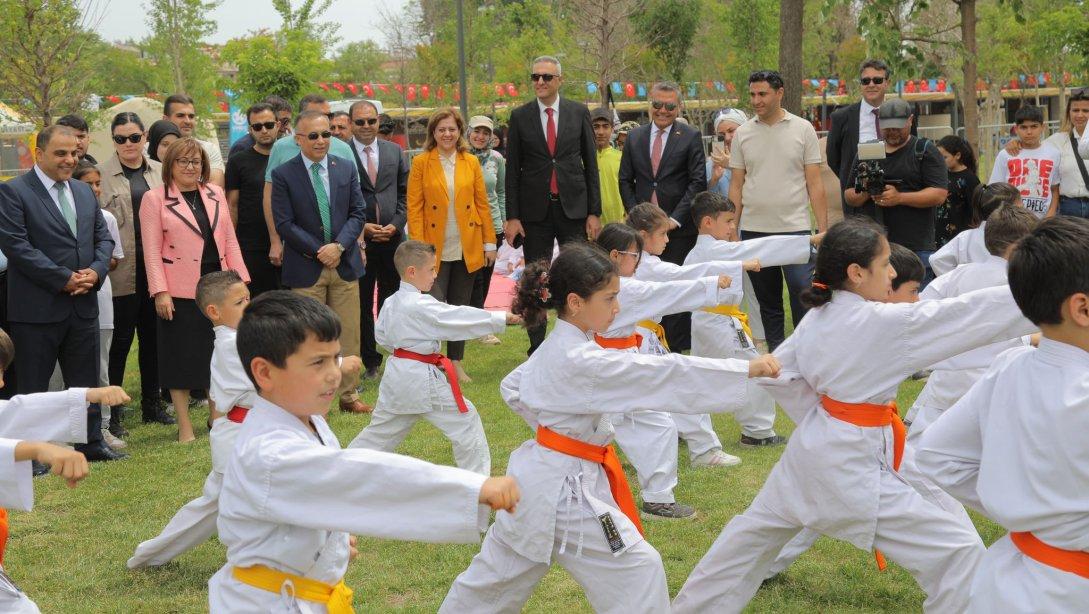 19 Mayıs Atatürk'ü Anma, Gençlik ve Spor Bayramı Kutlama Programı Kapsamında Açılan Stantları Ziyaret