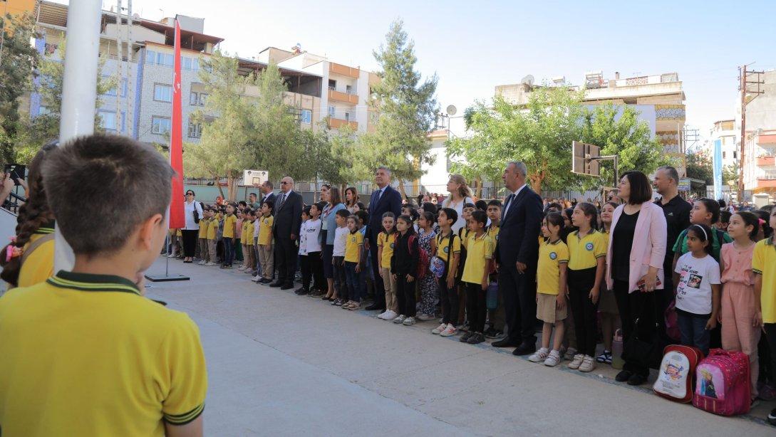 Büyükşehir Belediye Başkanımız Sayın Fatma Şahin ve İl Millî Eğitim Müdürümüz Yasin Tepe, Şehit Nafi Kıvanç İlkokulunda Bayrak Törenine Katıldılar.