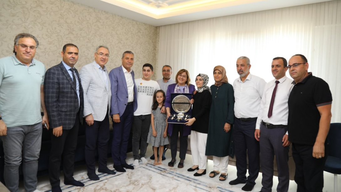 Turgut Özal Ortaokulu LGS Türkiye Birincisi Ömer Asaf Öztürk'ü Ziyaret
