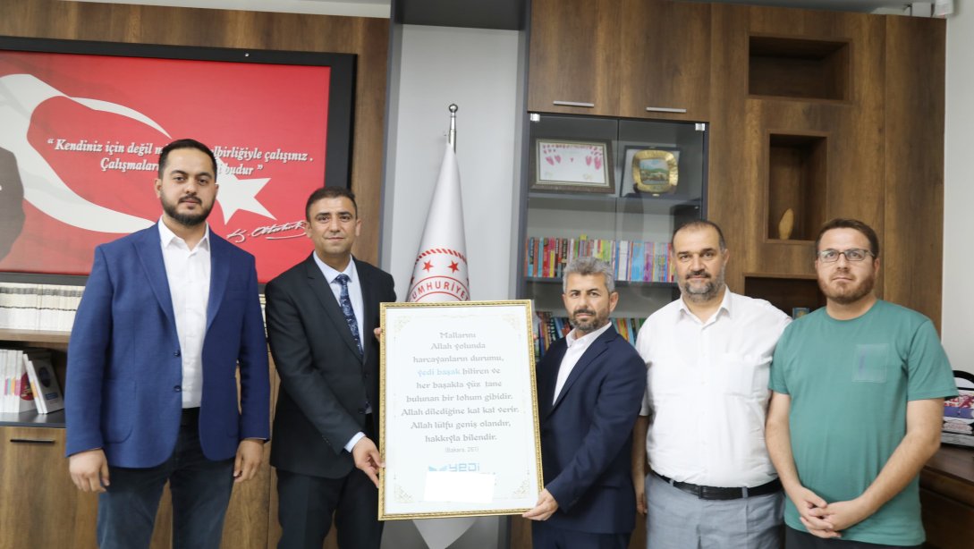 Yedi Başak İnsani Yardım Derneği Yönetim Kurulu Başkanı Mustafa Bulut Ve Beraberindeki Heyet, İl Millî Eğitim Müdürümüz Dr. Erdal Kılınç'ı Ziyaret Ettiler.
