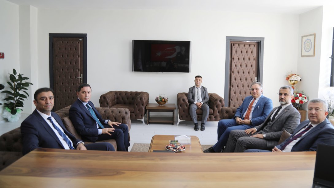 Hayat Boyu Öğrenme Genel Müdürlüğü Eğitim Politikaları Daire Başkanı Hacı Ali Okur Ve İzleme Ve Değerlendirme Daire Başkanı Ferhat Davran, İl Millî Eğitim Müdürümüz Dr. Erdal Kılınç'ı Ziyaret Ettiler. 